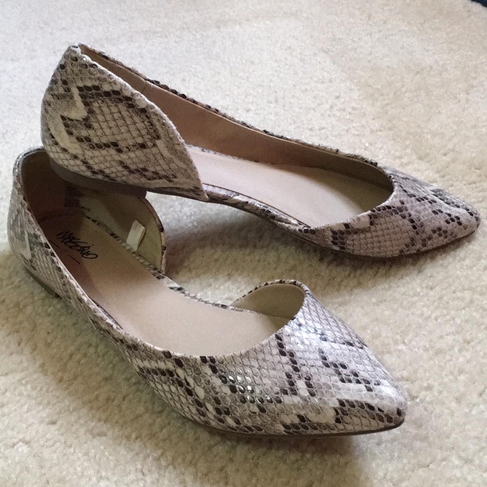 Faux snake skin pointed toe flats